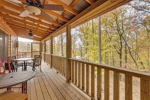 Outdoor dining - Mount Haven Retreat : Escape with Screened Porch! (Murphy)