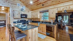 Private kitchen - Mount Haven Retreat : Escape with Screened Porch! (Murphy)