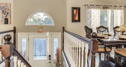 Near Hospitals & Universities: Baldwin Apt w/ Deck