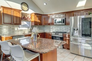 Kühlschrank, Mikrowelle, Herdplatte, Geschirrspüler