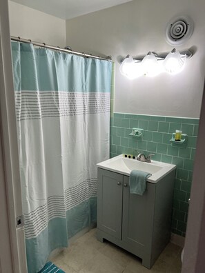 Douche, serviettes fournies, savon, papier toilette