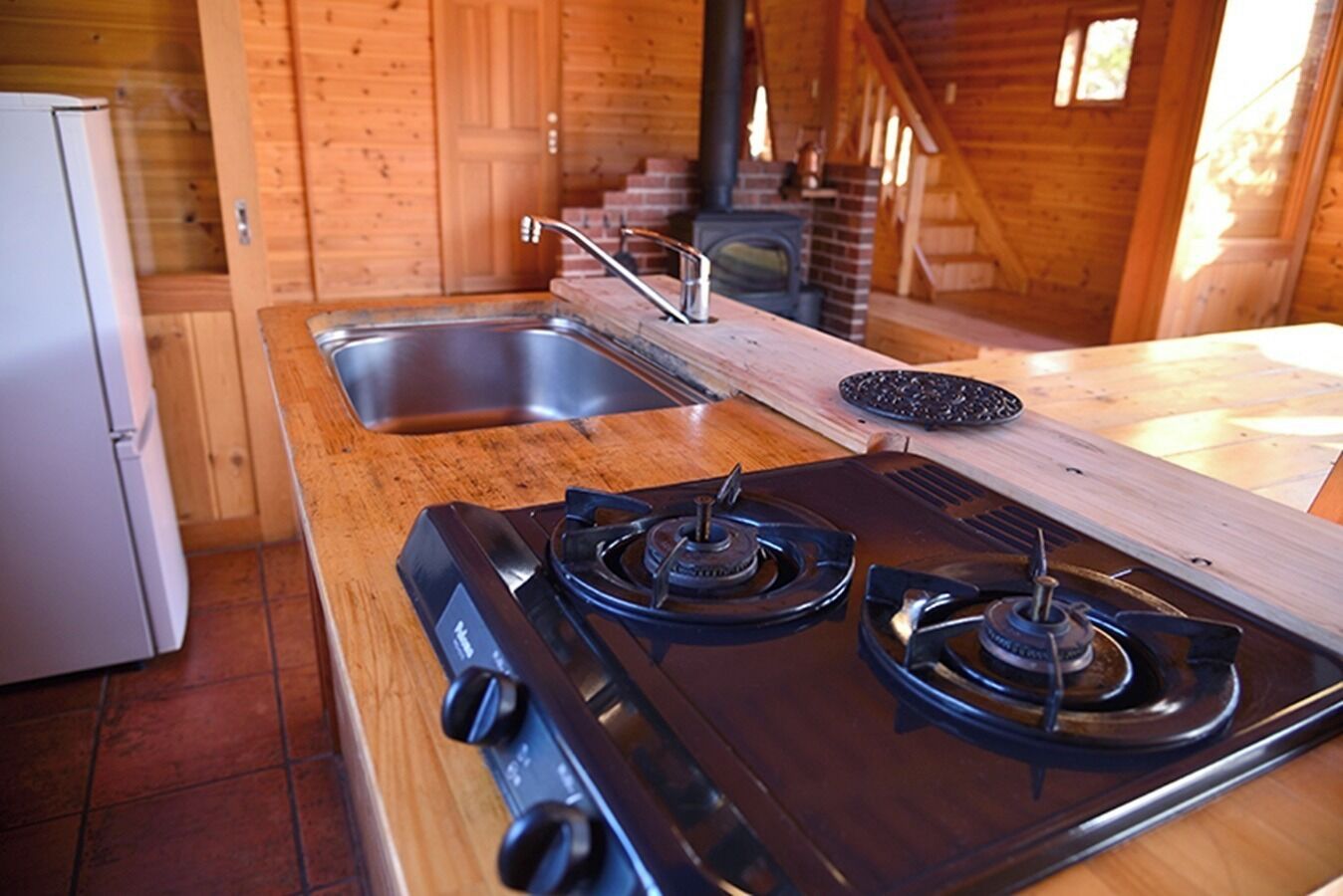 Kühlschrank, Herdplatte, Kochgeschirr/Geschirr/Besteck