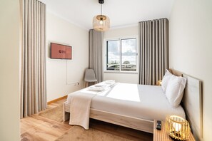 2 slaapkamers, een strijkplank/strijkijzer, internet, beddengoed