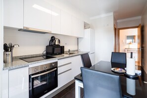 Fridge, microwave, oven, dishwasher - GuestReady- Charming Condo with Pool in Caniço (Caniço)