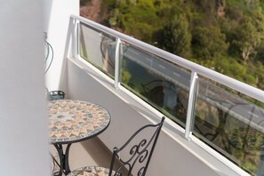 Outdoor dining - GuestReady- Charming Condo with Pool in Caniço (Caniço)