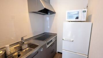 Fridge, microwave, stovetop, cookware/dishes/utensils