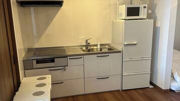 Fridge, microwave, stovetop, cookware/dishes/utensils