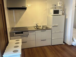 Kühlschrank, Mikrowelle, Herdplatte, Kochgeschirr/Geschirr/Besteck