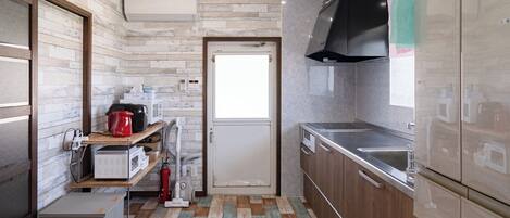 Réfrigérateur, micro-ondes, plaque de cuisson