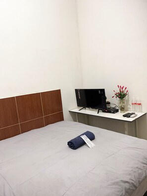 Desk, free WiFi - NamRoom at Pulomas (Jakarta)