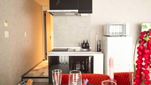 Réfrigérateur, micro-ondes, plaque de cuisson