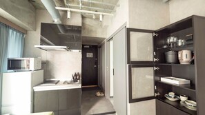 ثلاجة، ميكروويف، موقد طهي مسطح، مستلزمات طهي/أطباق/أوعية