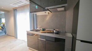 Réfrigérateur, micro-ondes, plaque de cuisson