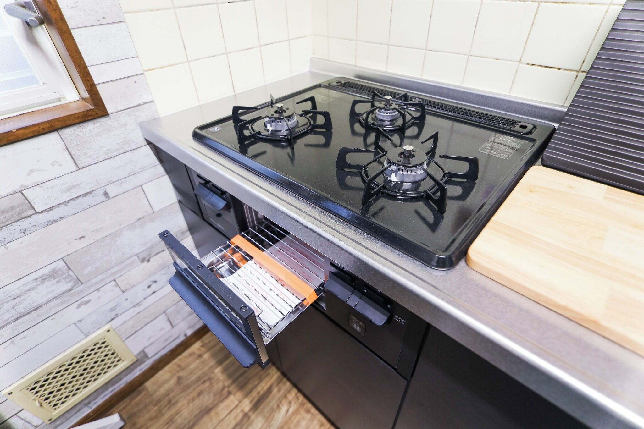 Réfrigérateur, micro-ondes, batterie de cuisine, vaisselle et ustensiles