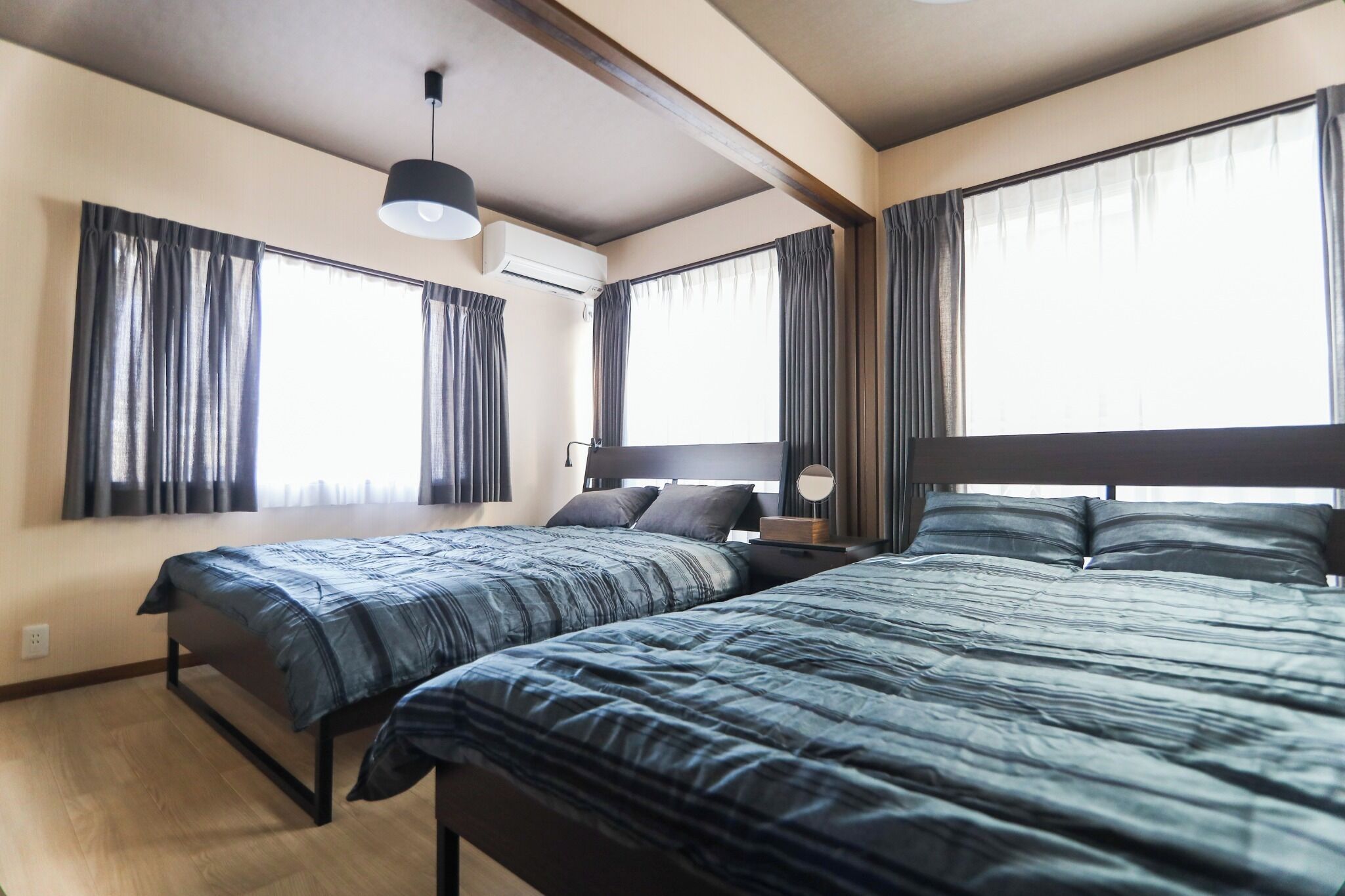 Tabla de planchar con plancha, wifi gratis, ropa de cama