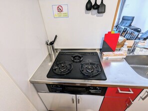 Fridge, microwave, cookware/dishes/utensils - Great location to Disney Resort and Makuhari Messe / Funabashi Chiba (Funabashi)