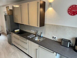 ثلاجة، ميكروويف، فرن، موقد طهي مسطح