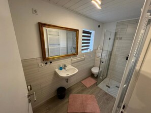 Dusche, Haartrockner, Handtücher