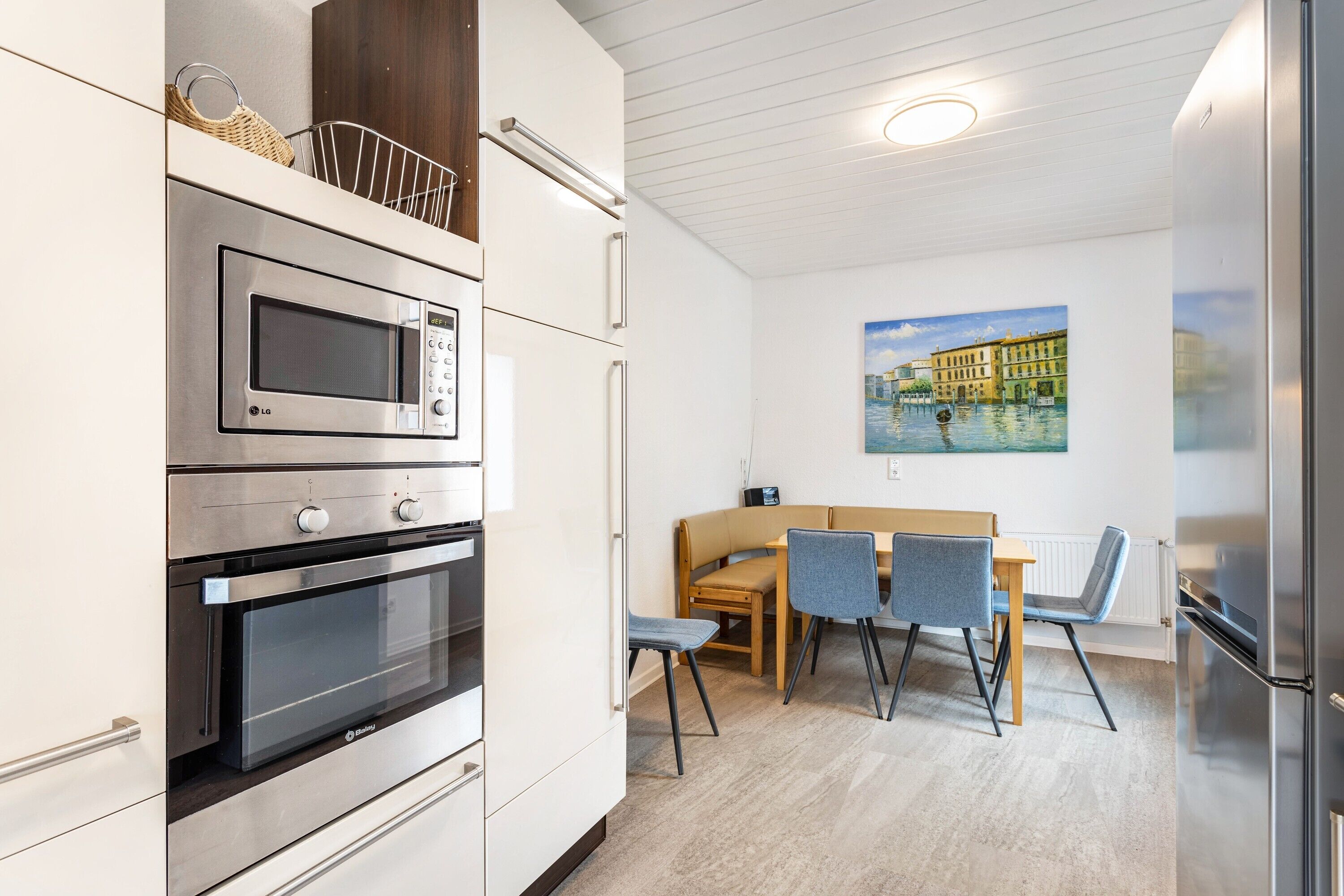 冷蔵庫、電子レンジ、オーブン、コンロ