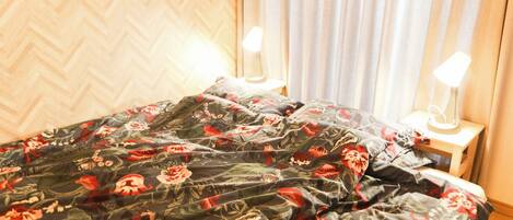 Iron/ironing board, Internet, bed sheets