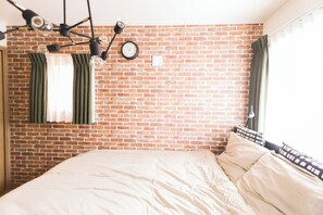 Tabla de planchar con plancha, internet y ropa de cama 