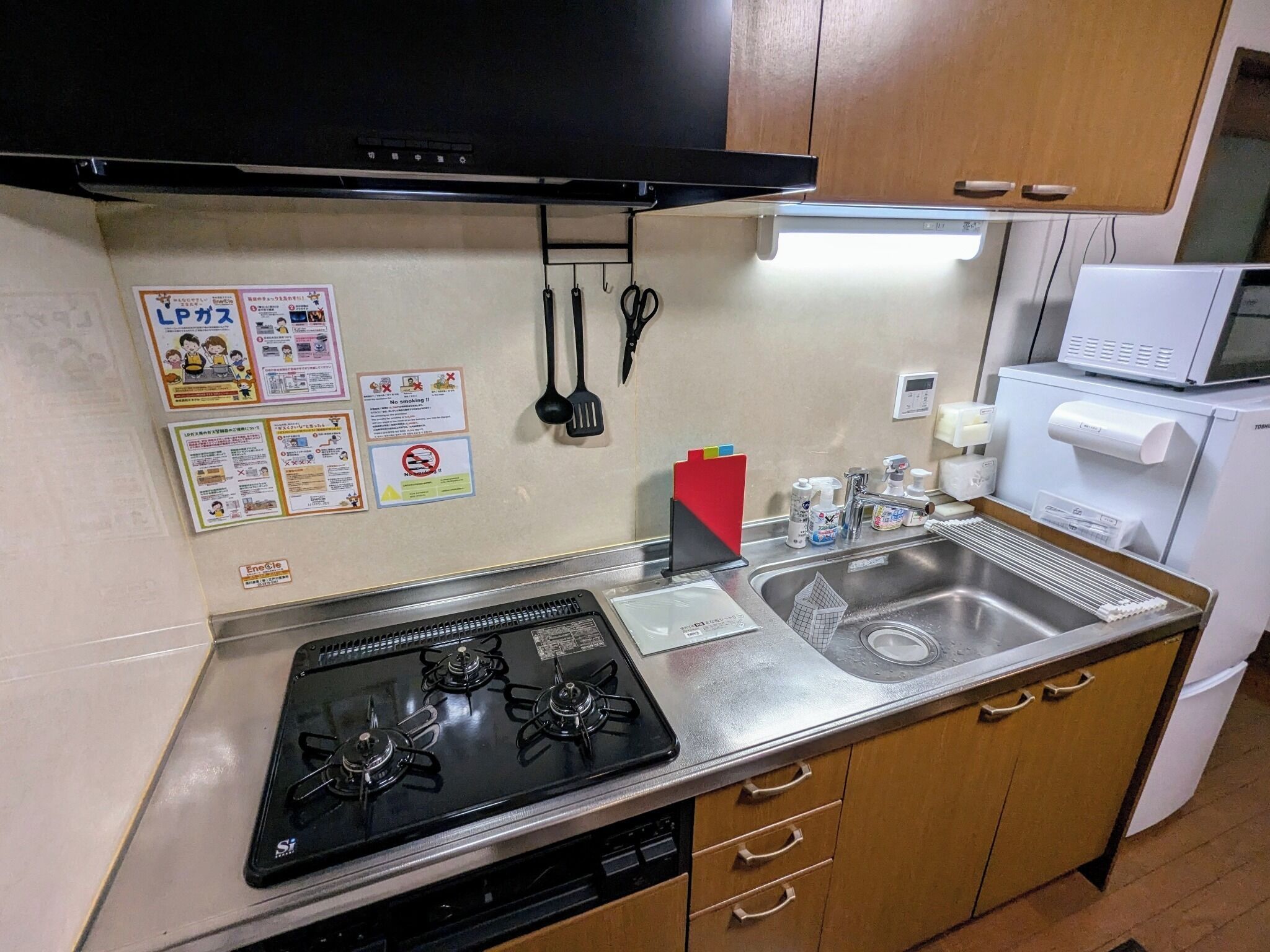 冷蔵庫、電子レンジ、調理器具と食器