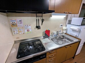 Jääkaappi, mikroaaltouuni, keittoastiat/astiat/ruokailuvälineet