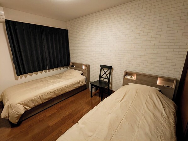 مكواة/لوح كي وخدمة الإنترنت وملاءات أسرّة