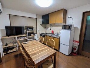 Frigorífic, microones i utensilis de cuina, vaixella i coberteria 