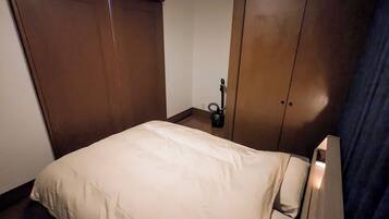 Tabla de planchar con plancha, Internet, ropa de cama