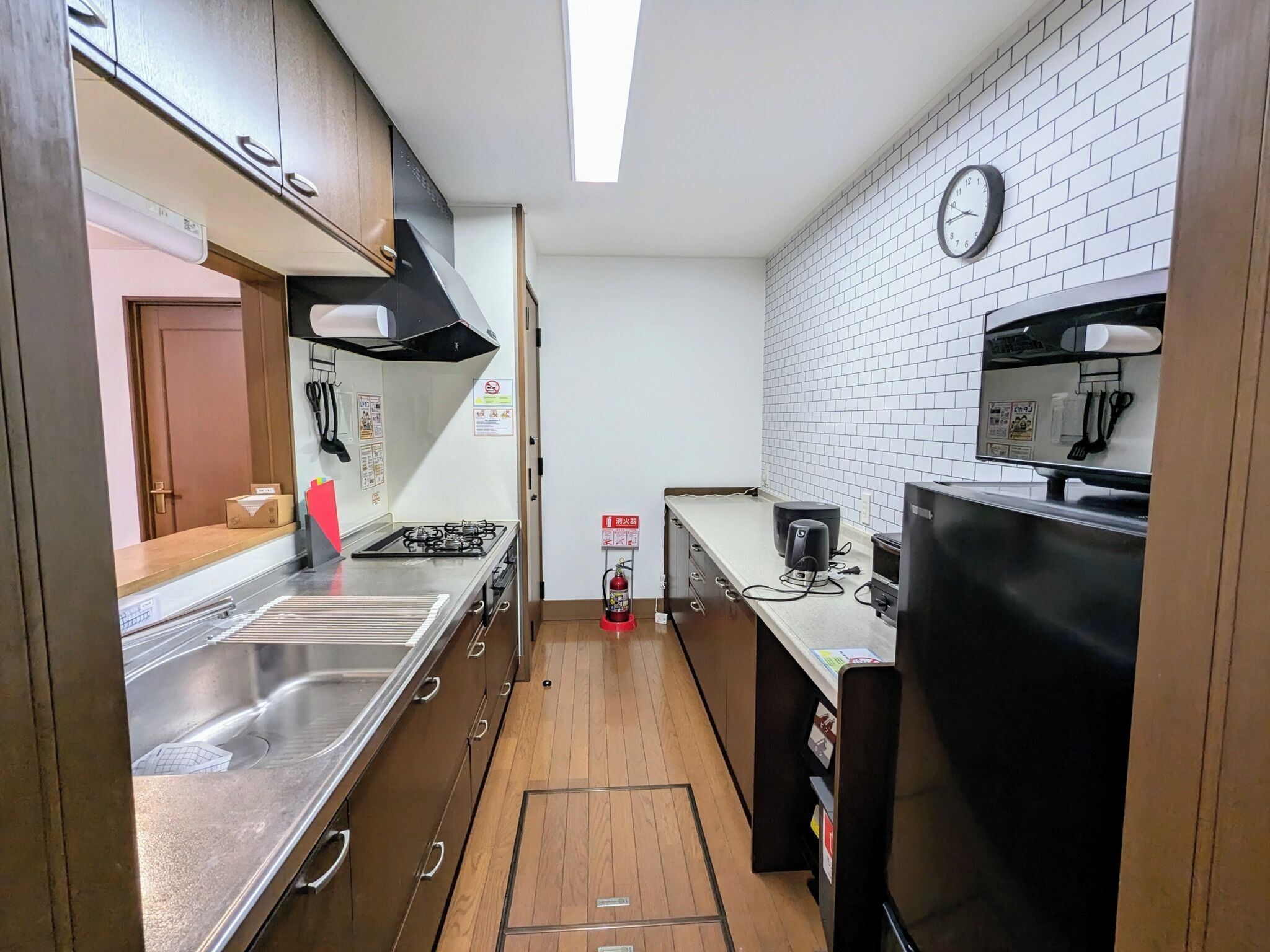 Frigorífico, microondas y utensilios de cocina