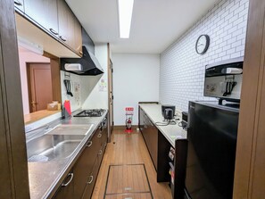 Refrigerador, microondas y utensilios de cocina