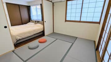 Tabla de planchar con plancha, Internet, ropa de cama