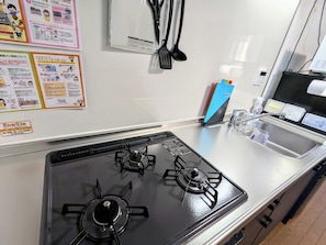Frigorífico, microondas y utensilios de cocina