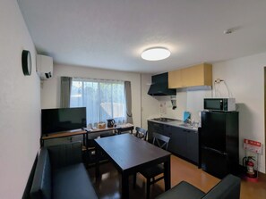 Kühlschrank, Mikrowelle, Kochgeschirr/Geschirr/Besteck