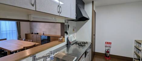 ثلاجة، ميكروويف، مستلزمات طهي/أطباق/أوعية