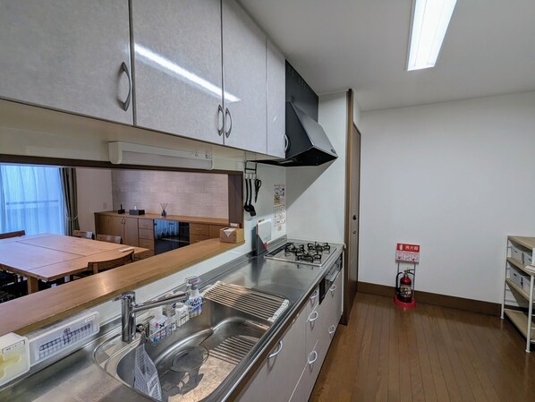 冷蔵庫、電子レンジ、調理器具と食器