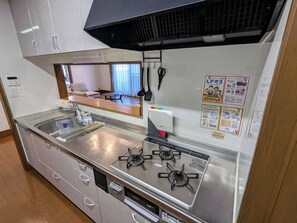 ثلاجة، ميكروويف، مستلزمات طهي/أطباق/أوعية