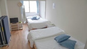 Escritorio, tabla de planchar con plancha, wifi gratis y ropa de cama 