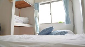 Escritorio, tabla de planchar con plancha, wifi gratis y ropa de cama 