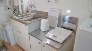 Fridge, microwave, stovetop, cookware/dishes/utensils - Nonsmoking 3minute walk from A35 Near Namba a / Osaka Ōsaka (Osaka)