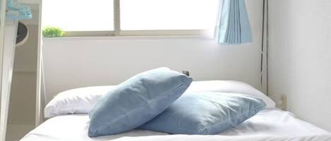 Escritorio, tabla de planchar con plancha, wifi gratis y ropa de cama