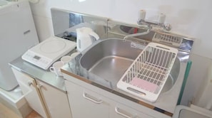 冷蔵庫、電子レンジ、コンロ、調理器具と食器