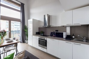 Apartemen Klasik, balkon, pemandangan halaman | Dapur pribadi | Ketel listrik