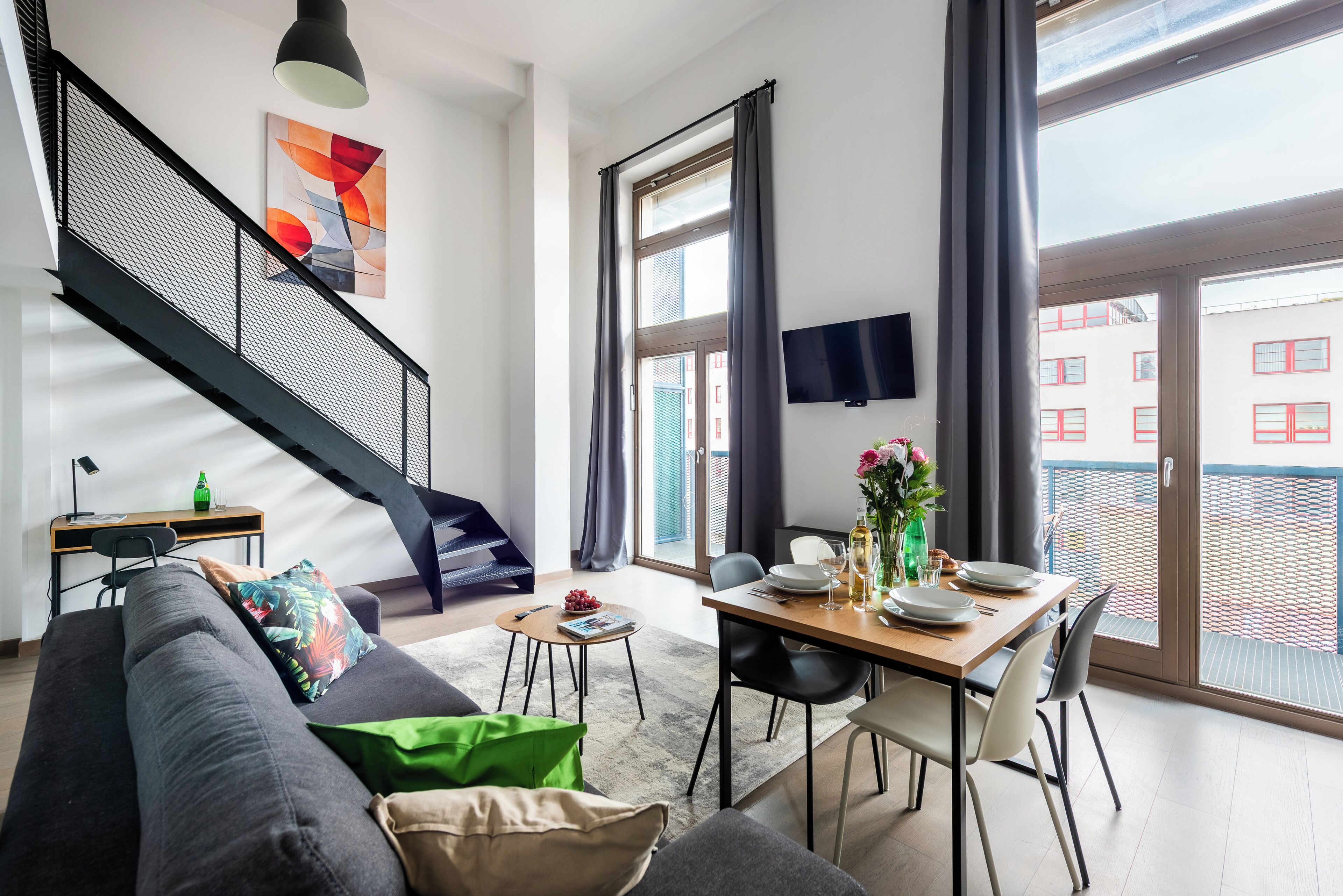 经典公寓, 阳台, 庭院景观 | 起居区 | 40-英寸液晶电视（配备数码频道）