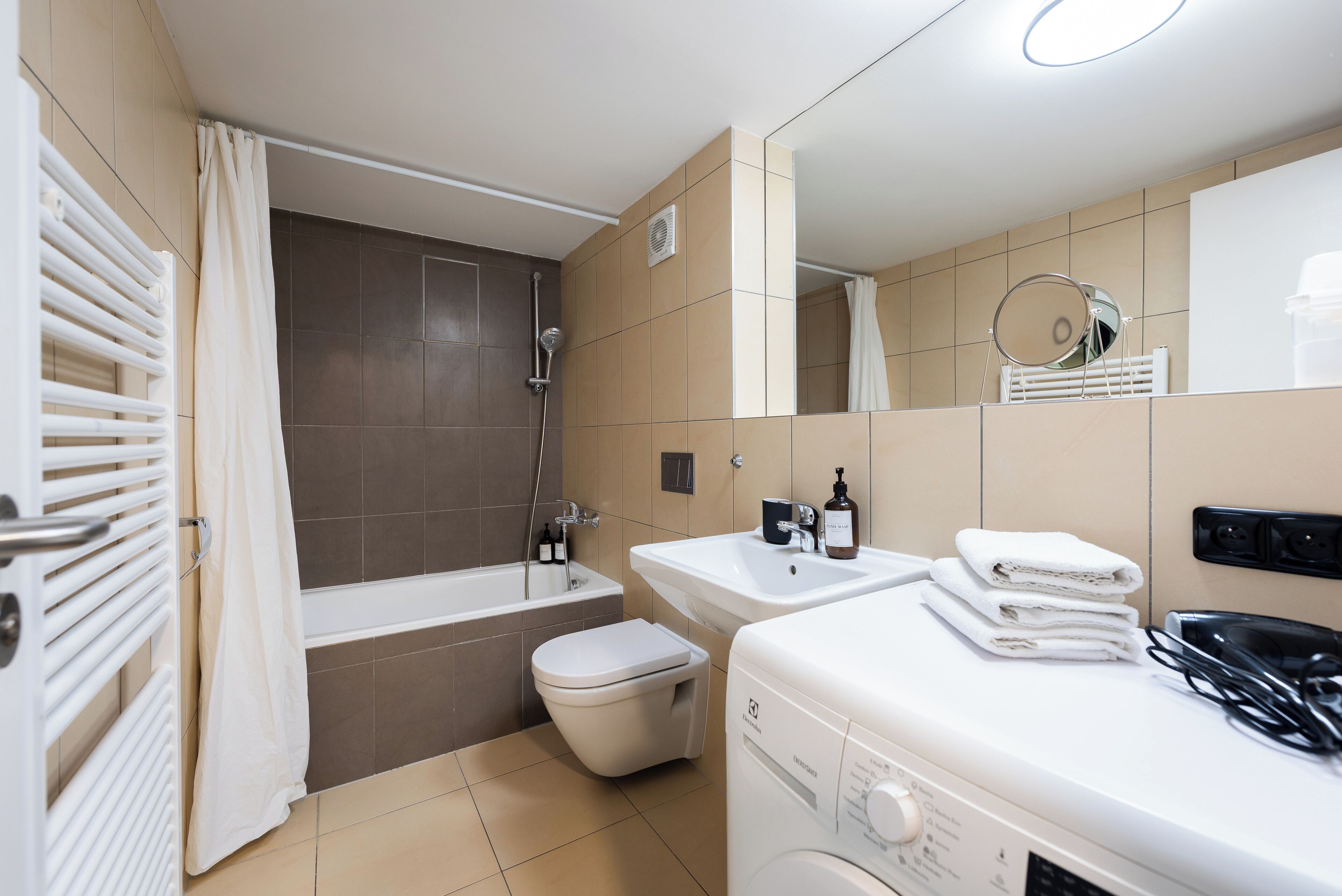 Classic Apartment, Balcony, Courtyard View | Bathroom | Hair dryer, towels, soap, shampoo