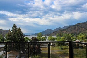 Property grounds - Chic Retreat | Rooftop Sauna, BBQ + Lake Views (Okanagan Falls)