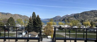 Chic Retreat | Rooftop Sauna, BBQ + Lake Views