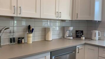 Køleskab, mikrobølgeovn, ovn, kogeplade