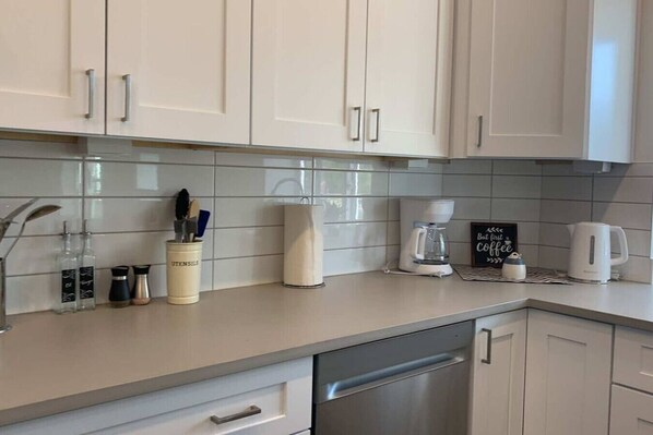 Køleskab, mikrobølgeovn, ovn, kogeplade